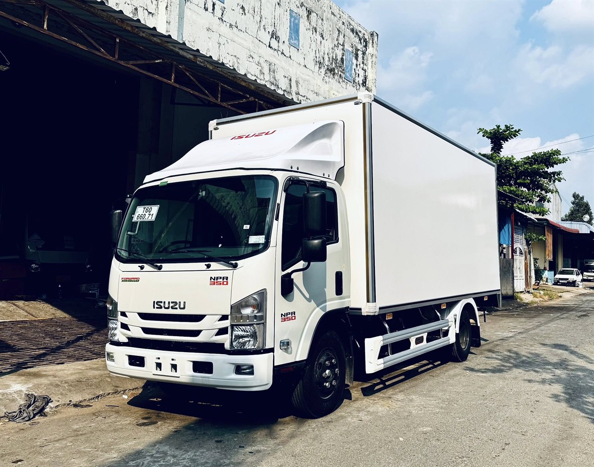 Isuzu NPR350 Euro 5 góc nhìn 3/4 trước bên hông