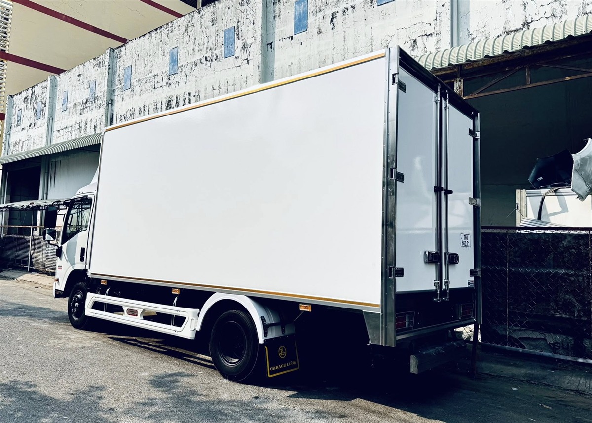 Isuzu NPR350 Euro 5 hông xe và thùng hàng composite inox