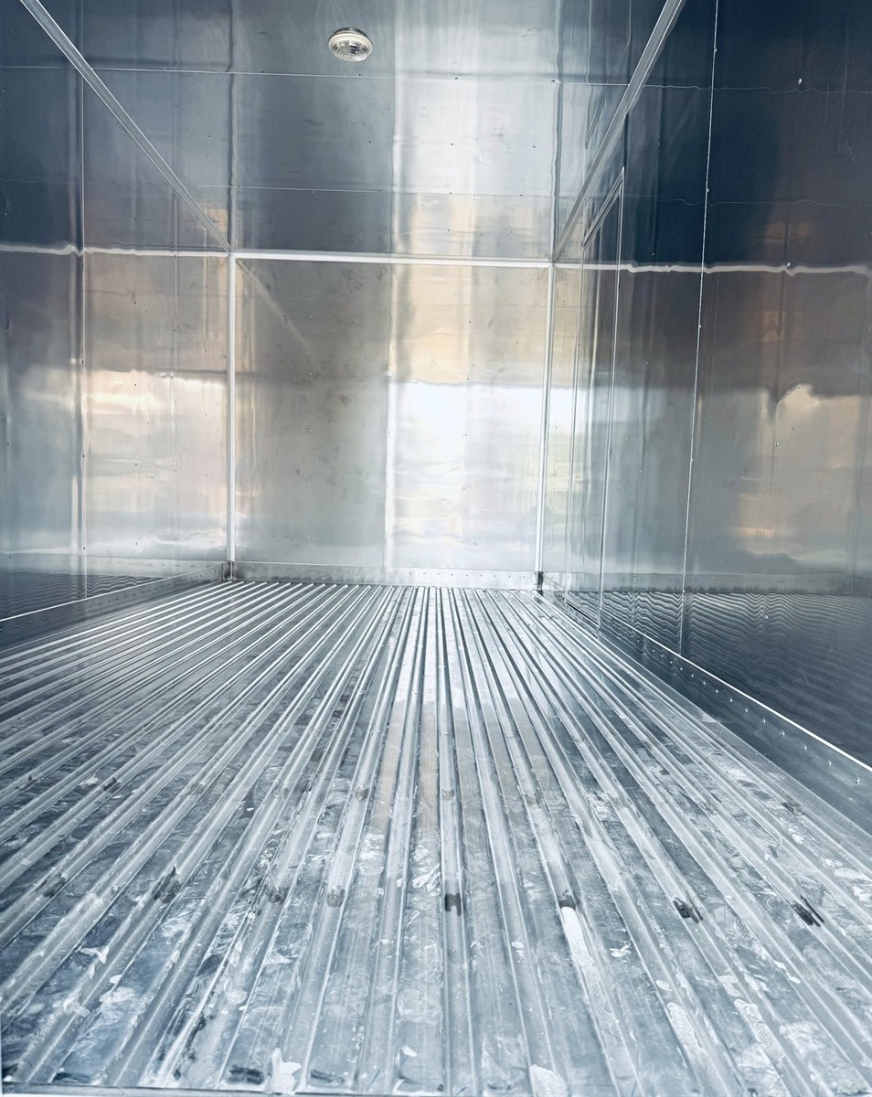 Nội thất thùng inox Isuzu NPR350 Euro 5 sáng bóng