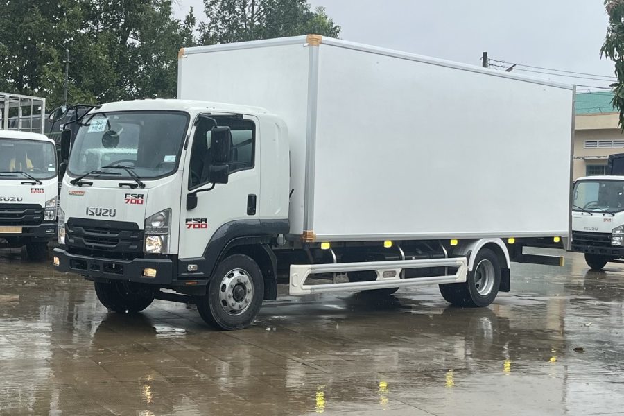 Isuzu FSR700 thùng kín trưng bày tại Duyên Hải