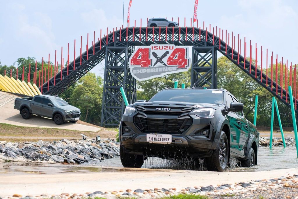 Isuzu D-Max màu đen đi qua đoạn lội nước dưới cổng vòm ISUZU 4x4 Experience