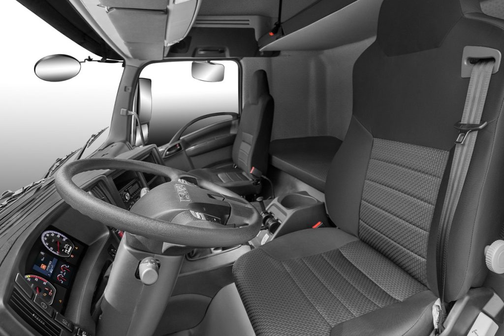 Khoang lái xe đầu kéo Isuzu EXZ nhìn tổng thể